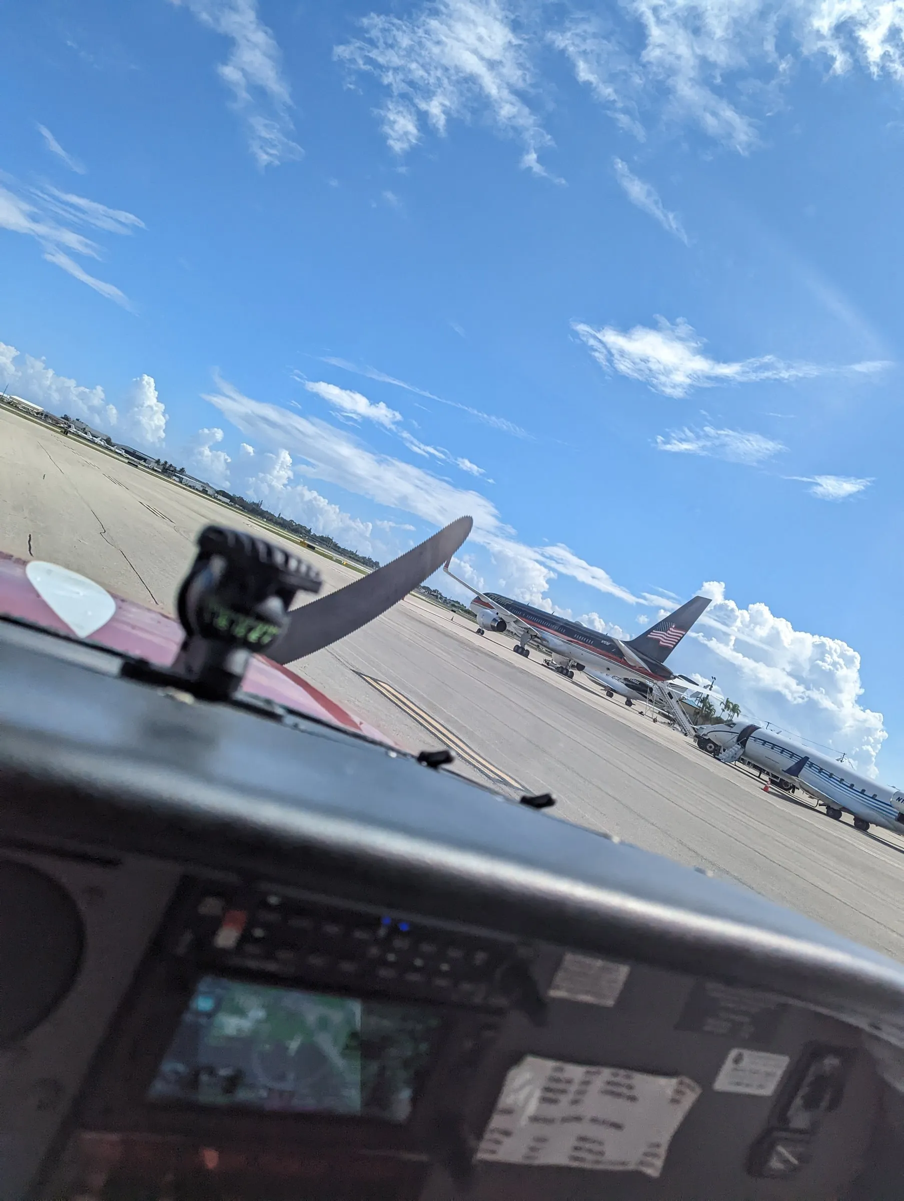 Taxiing at Palm Beach (crop the airliner)